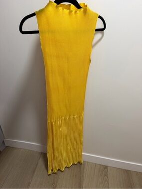 L’IDEE Yellow Pleated Maxi 
Dress Sleek Ribbed Design